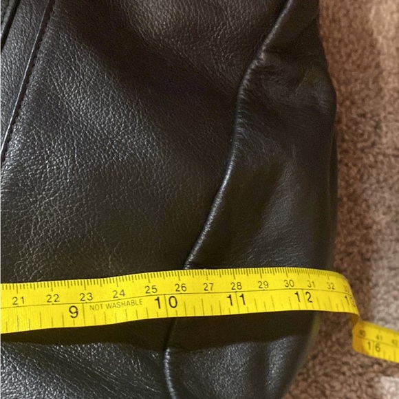 EUC black leather shoulder bag made in Italy. - Picture 3 of 10